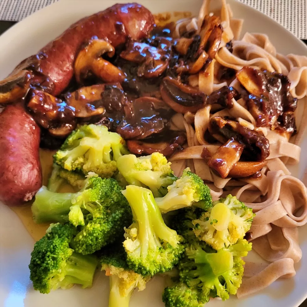 Hirschwurst, Nudeln an Pilzsauce, Broccoli