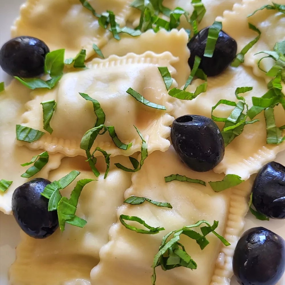 Pilzravioli mit Oliven und Basilikum